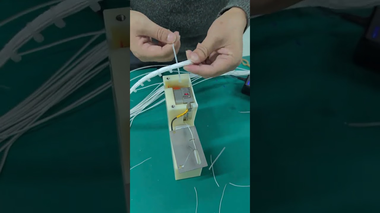 Mesin Ikat Kabel Automatik Hasil Tinggi Menggantikan pengikatan dan pemotongan manual untuk abah-abah wayar pukal